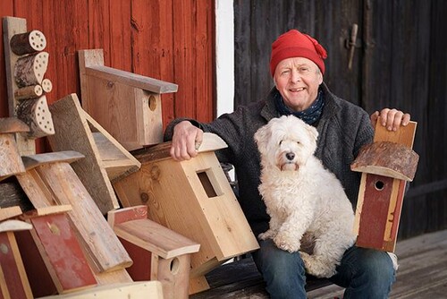 Skogsägaren göran med hund och fågelholkar