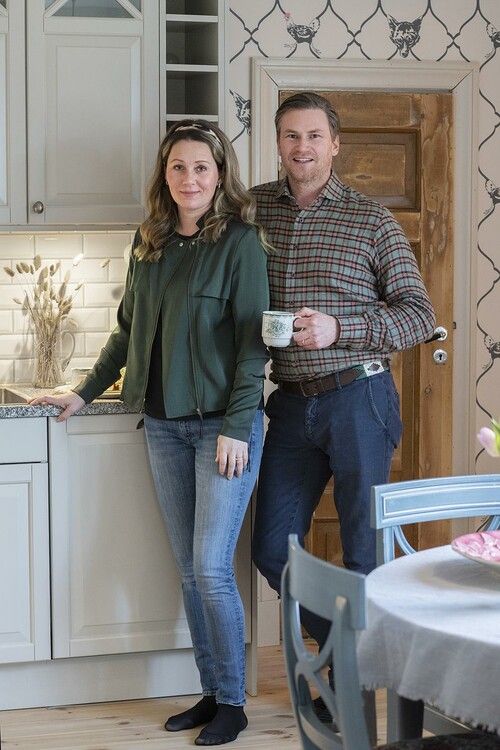 Markus står ofta för tapetvalen och Erika får utmaningen att hålla ihop helheten. Markus
älskar nämligen djurtapeter. Som här i köket på Tånga där både räven och hönsen kollar när man äter frukost.