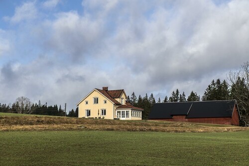 Tånga var den första gården som Erika och Markus köpte i Halland. Den solgula mangårdsbyggnaden har helrenoverats