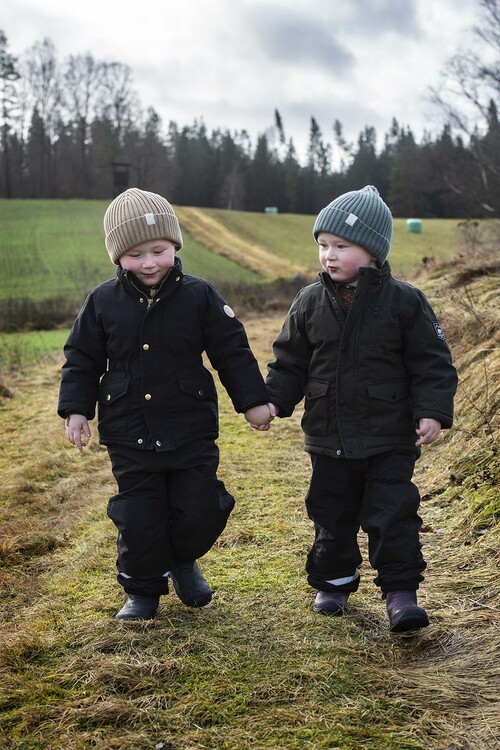 Adam och Fred 3,5 år älskar livet på landet. Adam hänger gärna med mamma och hjälper till att styra upp projekten medan Fred är alldeles tokig i traktorer och grävmaskiner.