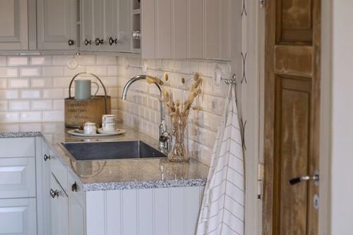 Vårt tips är att renovera smart, göra om infrastrukturen så att fastigheten håller en god standard och vara trogen husets stil i sina inredningsval.