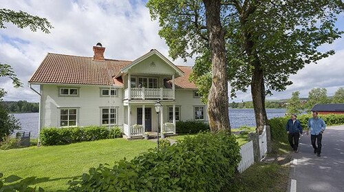 Erik och hans fru tog över huset när de flyttade tillbaka till Dalarna från Örebro. Eriks mamma och pappa flyttade in i ett annat släkthus, på andra sidan vägen.