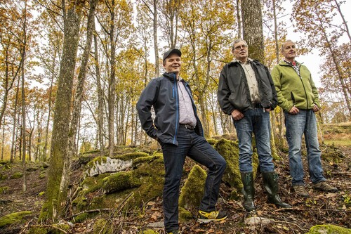 Sydvedare Johan Halldén samt skogsägare Stig och Ingvar Johansson är nöjda med resultatet.