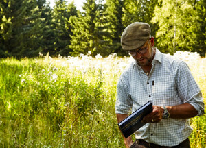 Göran Löfwing går på jakt med block och penna i Gudhemsskogen. Viltåkern mot en fond av granar är en av favoritplatserna: 