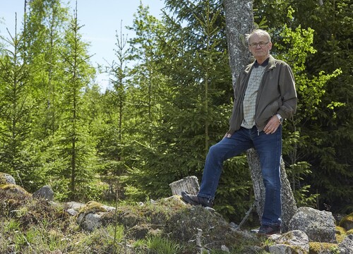 Från Gudarsmåla går Påvelsmåla skolväg, där Vilhelm Moberg och Bengt Neikters mor Sigrid tog följe till skolan. Bengt är ombud för fastigheten Gudarsmåla som har förvaltats i släkten fram tills nu.