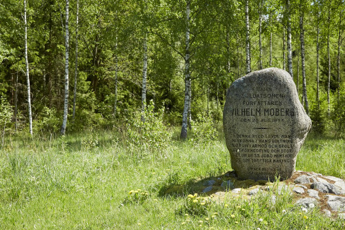 Torpet där Vilhelm Moberg föddes är borta, men minnesstenen är en välbesökt plats.