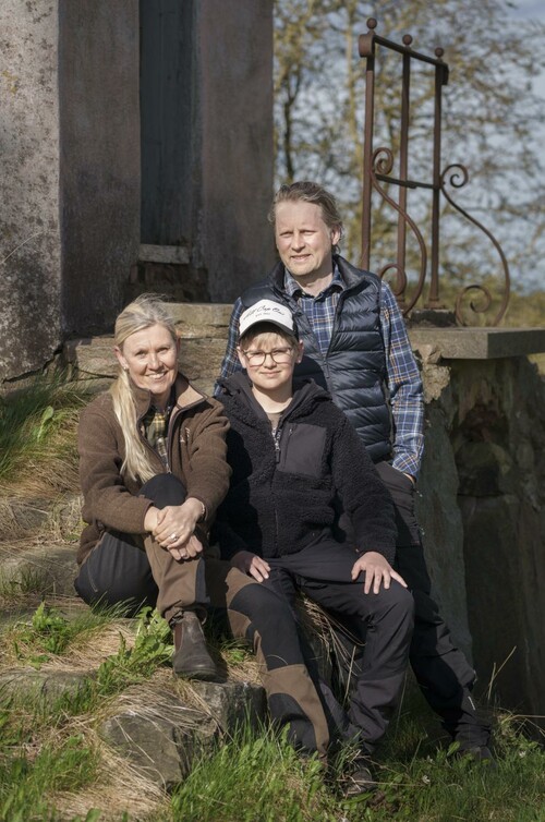 Gunilla, Anders och gemensamma sonen Emil bor i en villa i Skara. Det passar den aktiva familjen bra. Men Gunilla tillbringar också mycket tid på Ölanda säteri.