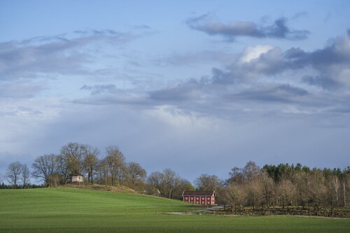 På en kulle i närheten av gården ligger Ölanda kapell. Det byggdes som en gårdskyrka till Ölanda gård och tillhör Västergötlands museum. En plats för både bröllop och dop i familjen.