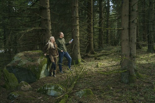 Gunilla och virkesköparen Markus Moberg bollar skogsfrågor med varandra fram och tillbaka.