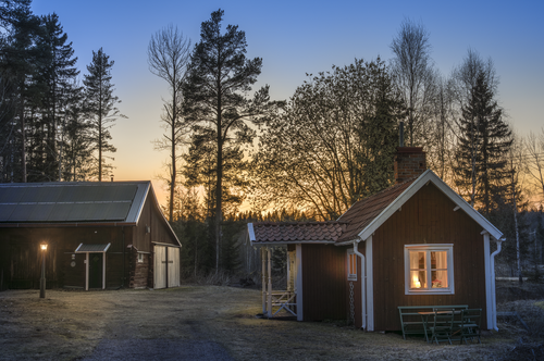 På fädbovallen i Åshammar utanför Sandviken skulle Katarina och hennes man Hasse ha en lugn pensionärstillvaro och tillbringa mycket tid tillsammans i skogen. Nu blev det inte så, efter att Hasse omkom i en olycka, men livet fortsätter ändå.