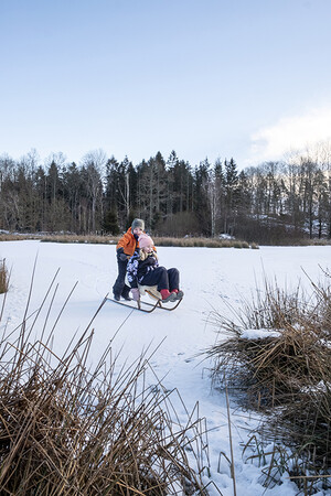 Att roa sig med spark och skridskor på den lilla sjön är en av vinterns självklara aktiviteter.