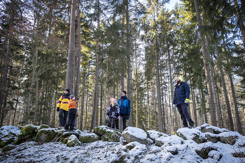 Hela familjen på strövtåg med Sydved Jon Persson längst till höger.
