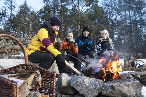 Maria, Petter, Jonas och Lovisa. Familjen Olsson är ett sammansvetsat gäng som njuter av sin gemensamma tid i skogen.