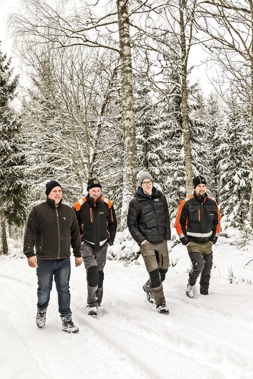 Jörgen Pettersson, till vänster, gläds åt resultatet tillsammans med sina entreprenörer, Mikael och Morgan Persson, och sin Sydvedare, Jacob Rehnman