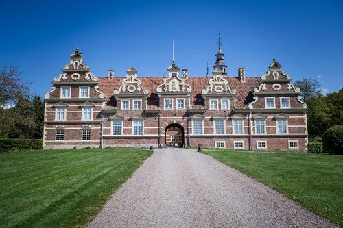 Wrams är ett gammalt gods, från 1500-talet. Den norra delen är äldst och sedan har slottet byggts ut under århundradena.