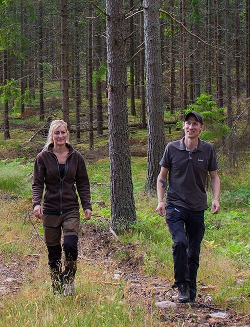 Det mesta av jobbet med skogen lejer de ut till Sydved. Jennie och Simon rådgör ofta med
virkesköparen Martin Davidsson (på bilden) om olika möjliga skogliga åtgärder. Skogsbruksplanen som Martin hjälpte till med är grunden för det de väljer att göra i skogen.
