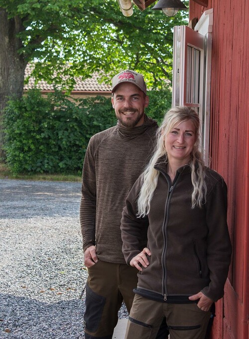 Jennie Johansson och Simon Althaus på Mobolets gård ser ut att ha hittat sin plats i livet. På våren och sommaren är det fokus på turister och djuren, resten av året finns mer tid för skogen.