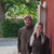 Simon och Jennie promenerar i sin skog.