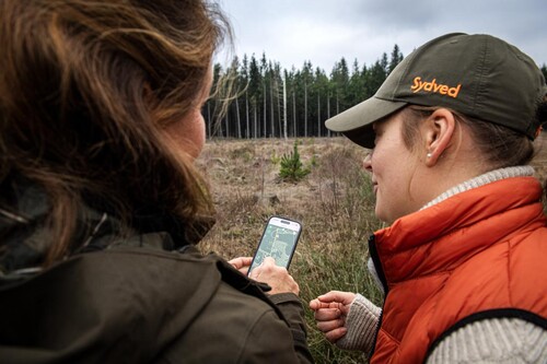 Sydveds app är ett bra hjälpmedel när man är ute i skogen, tycker Veronica.