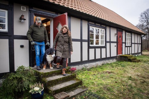 Korsvirkeshuset är nyrenoverat och taket nylagt med röda tegelpannor.