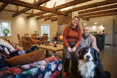 Veronica och Ola bor till vardags i Hässleholm, men det är här i Huaröd som de trivs som bäst. Berner sennen Wilson hänger mer än gärna med på parets rundor i skogen.