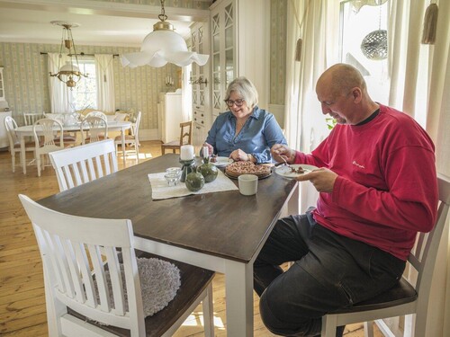 Thomas fikar med sin fru Annika