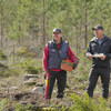 Bild på Thomas Ivarsson och hans inköpare från stora Enso.