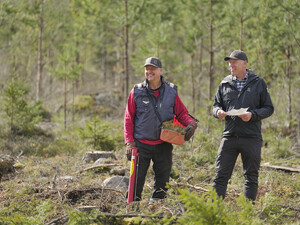 Bild på Thomas Ivarsson och hans inköpare från stora Enso.