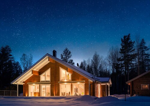 Mikael och Marietta Englunds villa påminner om en fjällstuga med en timmerliknande fasad och stora fönster mot sjön Stora Aspan.