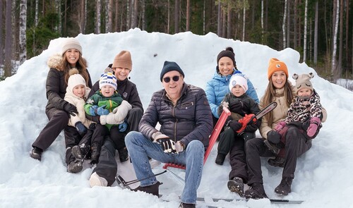 Mikael Englund omgiven av barn och barnbarn. Familjen umgås mycket privat och delar av familjen driver dessutom ett bostadsbolag tillsammans. På bilden syns Mikaels dotter Geraldine med barnbarnet Zoe, stora barnbarnet Rio med barnbarnet Harry i knäet, Mikael, dottern Sophie med barnbarnet Frank och dottern Marielle med barnbarnet Signe.