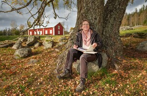 Skogsägaren Lotta Sunnås Everaere trivs på gården.