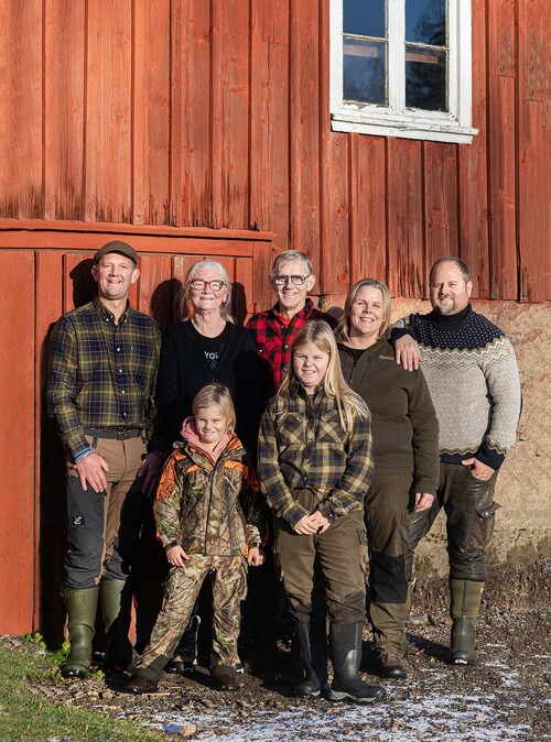 Mot husväggen i Arvidstorp samlas hela gänget. Från vänster Johan, Lisbeth, Lennart, Frida och Anders. Längst fram Ester och Maj.