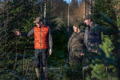 När Frida och hennes bror Johan har funderingar om skogliga strategier eller behöver hjälp med till exempel att gallra så vänder de sig ofta till Sydvedaren Adam Everås.