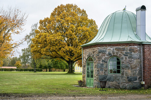 Den vackra gårdsmiljön på Isberga har restaurerats varsamt. Det här är den gamla smedjan.