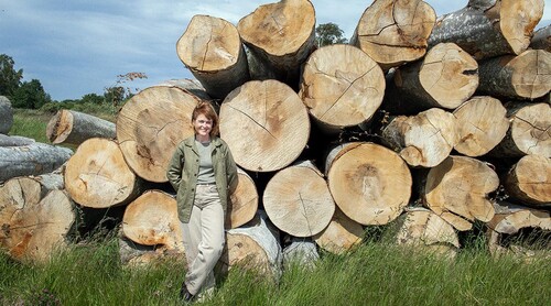 Enorma bokstammar höggs ned på Morlanda med hjälp av Sydved eftersom de skymde delar av det betydelsefulla ekbeståndet. Annie jobbar för att både bevara viktiga naturvärden och producera virke.