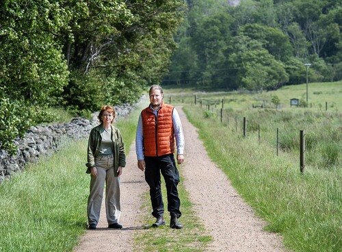 Annie och Philip von Platen från Sydved bollar ofta tankar kring hur skogen kan
utvecklas på en plats där det också gäller att ta mycket hänsyn. Gården är
dubbelcertifierad enligt både PEFC och FSC.