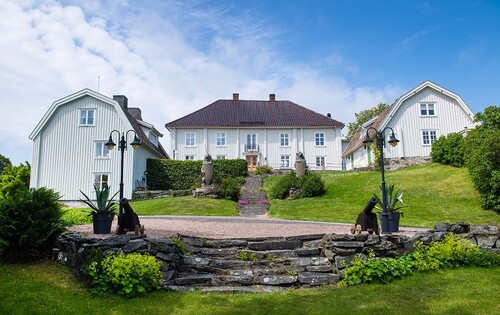 Huvudbyggnaden på Morlanda härrör från 1600- talet. Många gamla detaljer finns bevarade i huset.