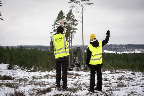 Tänk på att det är viktigt att få maskinförarens uppmärksamhet innan du går fram. Vinka eller använd mobilen för att få kontakt.