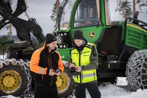 Maskinföraren Erik och Sydvedaren Martin resonerar om dagens avverkning.