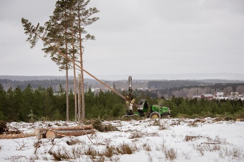Maskinföraren har fullt fokus på arbetet. Håll därför ett avstånd på minst 90 meter.