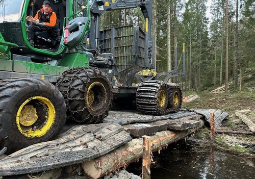 Tobbe Karlsson på FH Skog sitter i skogsmaskinen.