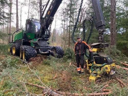 Mikael Rosqvist framför sin John Deere 1270G.