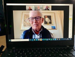 Cristoffer (stora bilden) och Johan Lilliecreutz pratar skog med sin inköpare Josef Karlsson