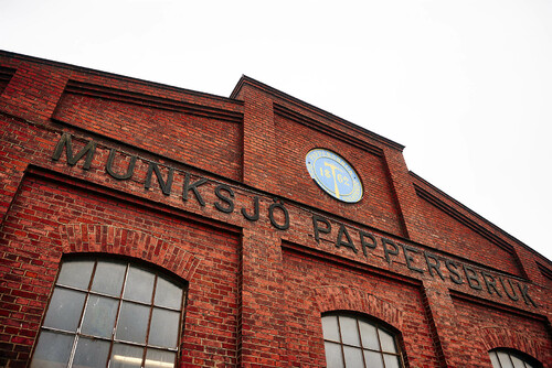 Munksjö Pappersbruk grundades 1862 och det första elektrotekniska pappret tillverkades här 1909. Fabriksområdets klassiska tegelarkitektur tas tillvara när det nya bostadsområdet Munksjöstaden växer fram. Foto: Tommy Hvitfeldt