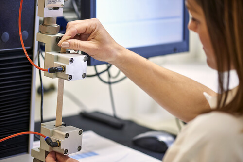 Ahlstrom-Munksjö har ett eget laboratorium för noggranna kvalitetskontroller från råvara fram till färdig produkt. Här testas papprets elektriska och kemiska egenskaper, fukthalt och dragstyrka. Foto: Tommy Hvitfeldt och Ahlstrom-Munksjö.