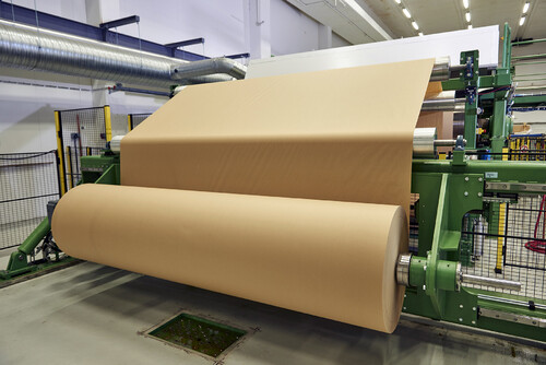 I fabriken finns världens bredaste kräppmaskin. Maskinen mäter 3,2 meter och ger stora möjligheter att kundanpassa leveranserna. Foto: Tommy Hvitfeldt