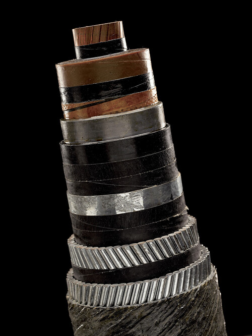 Elektrotekniskt papper används som isolering i elektriska kablar på land och i vatten samt i transformatorer. Förmågan att binda oljan ger de isolerande egenskaperna. Pappret tillverkas av långfibriga gran- och barrfibrer. Foto: Ahlstrom-Munksjö