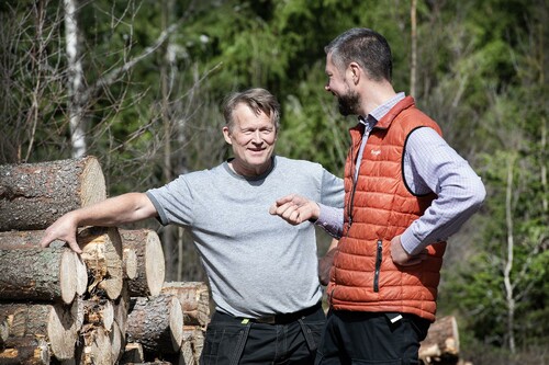 Skotarföraren Toimi resonerar med Mattias.