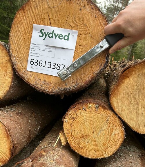 Märker upp virkesvältor.