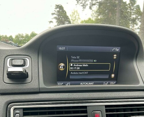 Pratar med kollegan Andreas.